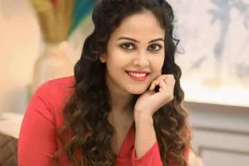 சீரியல் நடிகை சாந்தினி ஷார்ட் உடை போட்டோஷூட்