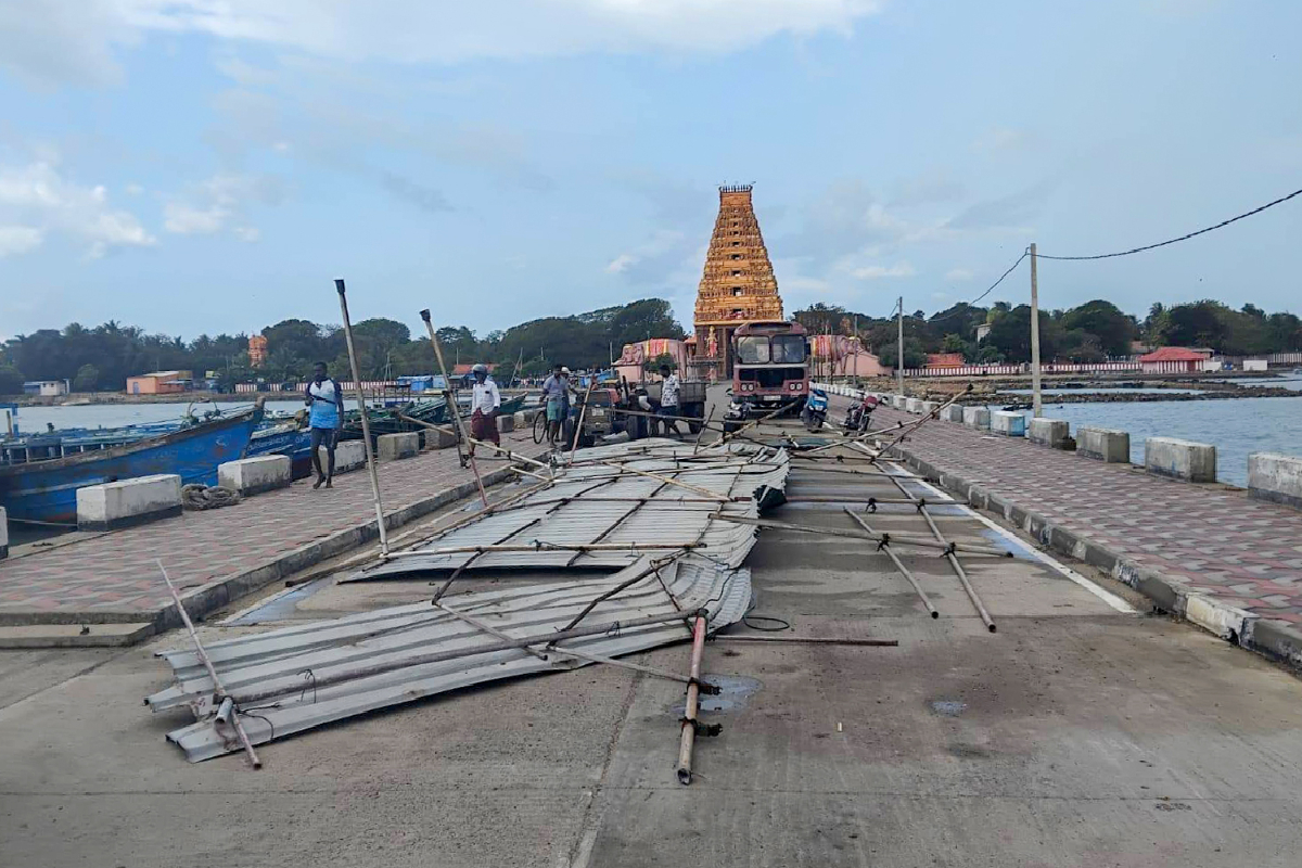 யாழில் திடீர் மினி சூறாவளி; நயினாதீவில் தூக்கி வீசப்பட்ட கொட்டகைகள் ! | Sudden Mini Cyclone In Nainativu Jaffna