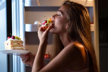 இரவு நேரத்தில் இந்த உணவுகளை தொட்டுக்கூட பார்க்காதீங்க! எச்சரிக்கை பதிவு