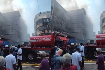 கொழும்பு புறக்கோட்டையில் ஏற்பட்ட பாரிய தீ விபத்து: படுகாயமடைந்த யுவதி உயிரிழப்பு