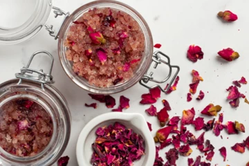 வீட்டிலேயே எவ்வாறு முகத்தை பளப்பளக்க செய்யும் ரோஸ் ஸ்கிரப் செய்யலாம் என்று தெரியுமா?