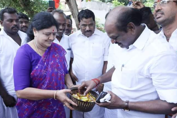 சசிகலாவை சந்தித்த வைத்திலிங்கம் - எதர்ச்சியான சந்திப்பு என விளக்கம் | Vaithlingam Meet Sasikala சசிகலாவை சந்தித்த வைத்திலிங்கம் - எதர்ச்சியான சந்திப்பு என விளக்கம் | Vaithlingam Meet Sasikala