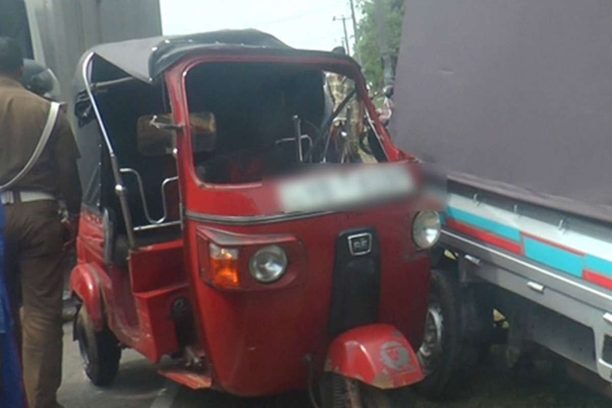 லொறிகளுடன் மோதிய முச்சக்கரவண்டி; பிக்குனிகள் காயம் | Three Wheeler Collides With Lorries 3 Injured