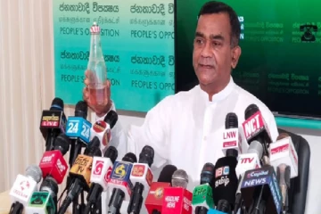 குப்பி விளக்குடன் செய்தியாளர் சந்திப்பை நடத்திய எதிர்க்கட்சி உறுப்பினர்