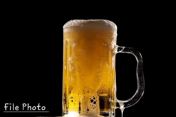 அதிபரின் இல்லத்திலிருந்து பீர் குவளையை எடுத்துச் சென்றவர் சிக்கினார் - ஐபிசி தமிழ்