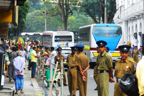08 தேசிய அடையாள அட்டைகளை வைத்திருந்தவர் கைது | Man Arrested 08 National Identity Cards Kandy 08 தேசிய அடையாள அட்டைகளை வைத்திருந்தவர் கைது | Man Arrested 08 National Identity Cards Kandy