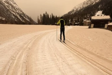 சுவிஸ் பனிச்சறுக்கு ரிசார்ட்களில் திடீரென ஆரஞ்சு நிறமாக மாறிய பனி... செவ்வாய்க்கிரகமோ என வியக்க வைத்த காட்சி