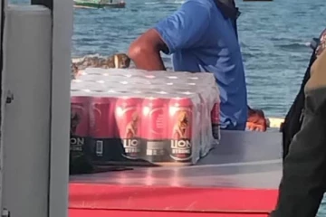 நெடுந்தீவுக்கு பயணிகளை ஏற்றி சென்ற படகில் மதுபானம்!