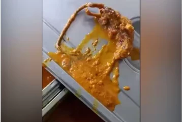 சாப்பிட இருந்த சாம்பாரில் இறந்த நிலையில் மிதந்த எலி - மாணவர்கள் குமட்டல்..!