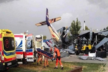 குடியிருப்பு பகுதியில் விழுந்து விபத்துக்குள்ளான விமானம்! 5 பேர் உயிரிழப்பு