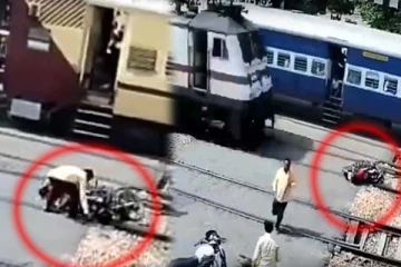 தண்டவாளத்தில் சிக்கிய பைக்! நொடியில் சுக்குநுறாகிய காட்சி: மயிரிழையில் தப்பித்த நபர்