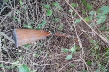 மன்னார் காட்டுப்பகுதியில் துப்பாக்கி மீட்பு (PHOTOS)