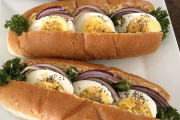 ලංකාවේ ප්‍රසිද්ධ පාසලක් අසල හෝටලයකින් මිනිස් අසූචි මිශ්‍ර බිත්තර පාන් හමුවෙයි.