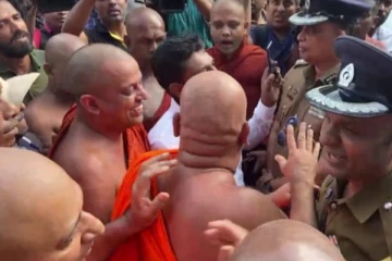 13வது திருத்தம் வேண்டாம்; திருத்த பிரதியை தீ வைத்த பிக்குக்கள்!