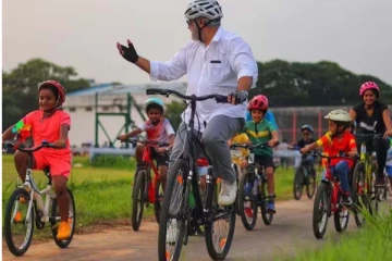 காதல் மனைவியுடன் ஜாலியாக சைக்கிளிங்... அஜித் ஷாலினியின் மாஸ் புகைப்படம்