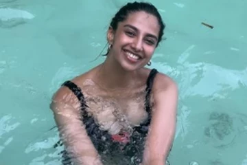 நீச்சல் உடையில் விஜய்யின் GOAT பட ஹீரோயின்.. மீனாட்சி சவுத்ரி ஹாட் புகைப்படம்