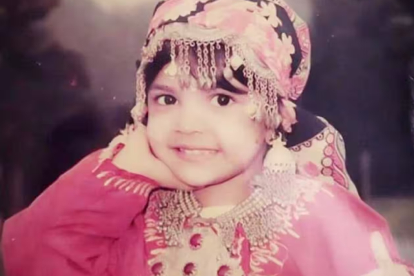 இந்த புகைப்படத்தில் இருக்கும் டாப் ஹீரோயின் யார் தெரியுமா.. இதோ பாருங்க | Top Actress Childhood Photo Viral