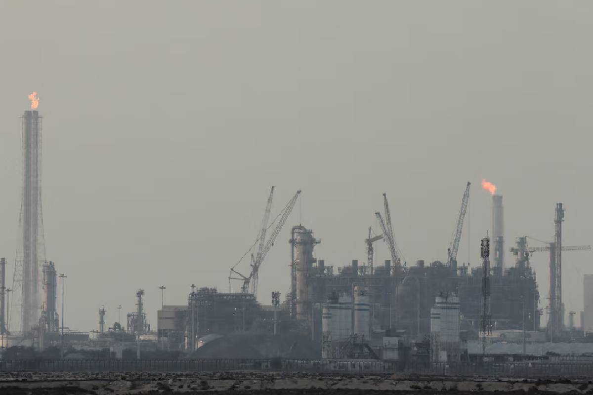 மீண்டும் எண்ணெய் விலையில் மாற்றமா? சவுதி எண்ணெய் நிலையங்கள் மீது ஏவுகணைத் தாக்குதல் | Missile Attack Saudi Oil Facilit Oil Prices Change