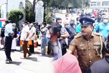 நுவரெலியா எரிபொருள் நிலையத்திற்கு முன்னால் பரபரப்பு போராட்டத்தில் ஈடுப்பட்ட பொதுமக்கள்