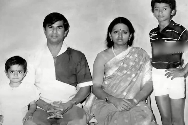 தளபதி விஜய் தனது தங்கை மற்றும் குடும்பத்துடன் இருக்கும் அன்ஸீன் புகைப்படம், இதோ... | Thalapathy Vijay With Sister Vidhya Unseen தளபதி விஜய் தனது தங்கை மற்றும் குடும்பத்துடன் இருக்கும் அன்ஸீன் புகைப்படம், இதோ... | Thalapathy Vijay With Sister Vidhya Unseen