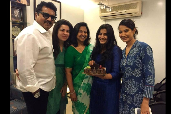 ராதிகா எனக்கு அம்மா கிடையாது?அப்பாவின் இரண்டாம் மனைவி குறித்து சரத்குமார் மகள் கூறியது | Varalakshmi Explaination Fathers Wife Radhika