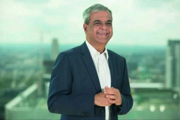 லண்டன் வங்கியில் வேலை பார்த்தவர்.. இன்று Kotak Mahindra Bank -யை வழிநடத்துகிறார்: யார் அவர்?