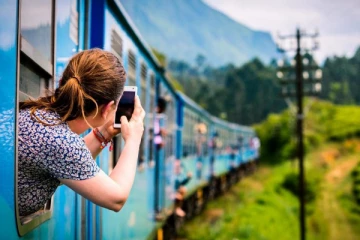 சுற்றுலா பயணிகளிடம் மோசமாக நடந்த ரயில் நிலைய பணியாளர்கள்