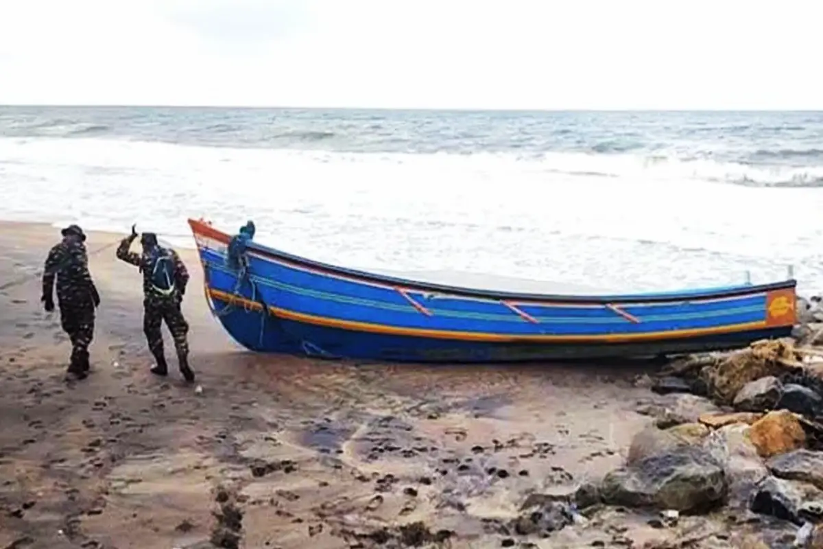 சிலாபத்தில் கரையொதுங்கிய படகு: கடற்படையினரின் அதிரடி நடவடிக்கை | Indian Boat Washed Ashore In Chilaw