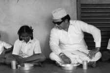 அச்சு அசல் எம்.ஜி.ஆர் போலவே மாறிய பிரபல நடிகர்! முக்கிய நாளில் வெளியான புகைப்படங்கள்!