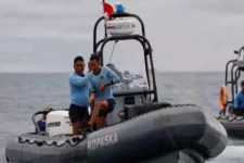 விபத்துக்குள்ளான இந்தோனேசிய விமானத்தின் விமானி குறித்த பரபரப்பு தகவல்கள்