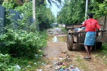 யாழில்   வீதியில் குப்பைகளை கொட்டிய நபர்கள்; அதன் பின்னர் இடம்பெற்ற தரமான சம்பவம்!