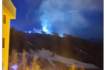 பிரான்ஸ் பனிச்சறுக்கு ரிசார்ட்டில் தீ... பிரித்தானியர்கள் உட்பட ஏராளமானோர் வெளியேற்றம்