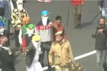 டெல்லி வன்முறையில் தனியாக மாட்டிக் கொண்ட போலீஸ்: அரணாக பாதுகாத்த விவசாயிகள்- வைரலாகும் வீடியோ