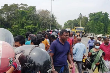முதலைகள் வாழும் ஆற்றில் திடீரென குதித்த பெண்