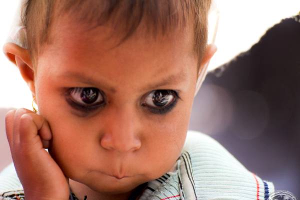 இப்படியும் கண்ணுக்கு மை போடலாமா? ரயில் பயணிகளை மிரள விட்ட சிறுமிகள் | Girls Go Viral With Strange Eye Ink Side Effects