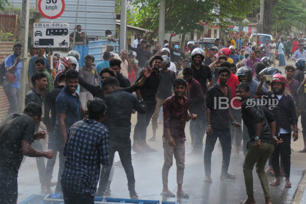 யாழில் ரணிலின் தேசிய பொங்கலில் நீர்த்தாரைப் பிரயோகம் - தென்னிலங்கை கட்சி கண்டனம்! | National Pongal Day In Jaffna Protest Ranil Police யாழில் ரணிலின் தேசிய பொங்கலில் நீர்த்தாரைப் பிரயோகம் - தென்னிலங்கை கட்சி கண்டனம்! | National Pongal Day In Jaffna Protest Ranil Police