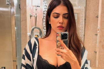 நடிகை மாளவிகா மோகனன் கண்ணாடி முன் கவர்ச்சி செல்பி