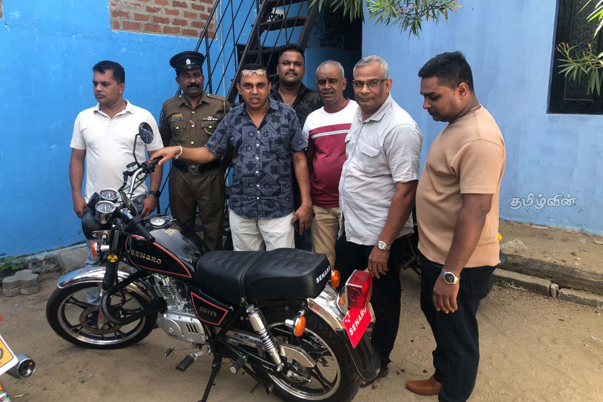 மட்டக்களப்பில் உணவகம் ஒன்றில் மோட்டார் சைக்கிள் திருடியவர் கைது | Man Arrested For Stealing A Motorcycle In Batti
