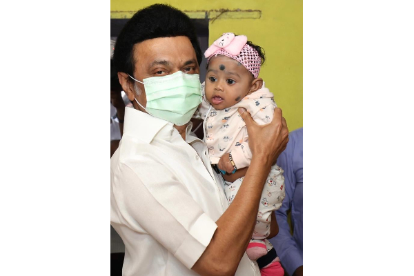 இலங்கை தமிழர் முகாமையில் முதல்வர் செய்த நெகிழ்ச்சி செயல்! வைரலாகும் புகைப்படம் | Tn Cm Visit Srilankan Tamil Rehabilitation Camp