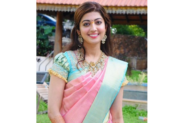 படத்தை பார்த்து கண்ணீர் விட்டு அழுத பிரணிதா! என்ன படம் தெரியுமா? | Pranitha Cries After Watching The Kashmir Files