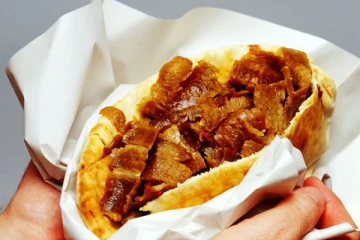 தடுப்பூசி போட்டுக்கொண்டால் இலவச கபாப், டாக்ஸி சவாரி, சினிமா டிக்கெட்டுகள்: பிரித்தானியா புதிய வியூகம்