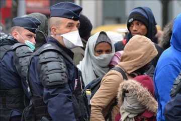 பிரான்சில் சுரங்கத்தில் தங்கியிருந்த ஏராளமான அகதிகள் வெளியேற்றம்! வெளியான தகவல்