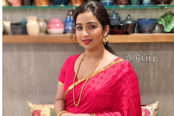 ஆணவத்தில் மேடையில் ஸ்ரேயா கோஷலை அசிங்கப்படுத்திய இளையராஜா!! கொந்தளித்த இசையமைப்பாளர்.. | Ilayaraaja Trolls James Vasanthar Shreya Ghoshal