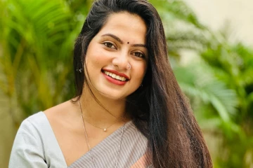 பிறந்தநாளை வெளிநாட்டில் கொண்டாடும் எதிர்நீச்சல் நடிகை மதுமிதா! யாருடன் பாருங்க