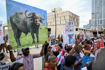 வெனிசுலாவை தொடாதே : கொழும்பில் அமெரிக்க தூதரகத்திற்கு முன் வெடித்தது போராட்டம்