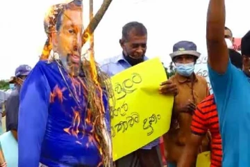 வாக்கு கேட்டு வந்தால் மண்வெட்டி காத்திருக்கின்றது! - மஹிந்தானந்தவுக்கு எச்சரிக்கை