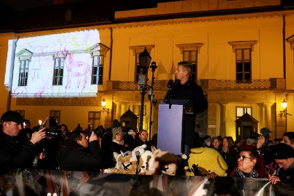 ஐரோப்பிய நாடொன்றை ஸ்தம்பிக்க வைத்த பொதுமக்கள்: பிரதமர் அலுவலகம் முற்றுகை | Hungary In Protest Over Child Abuse ஐரோப்பிய நாடொன்றை ஸ்தம்பிக்க வைத்த பொதுமக்கள்: பிரதமர் அலுவலகம் முற்றுகை | Hungary In Protest Over Child Abuse