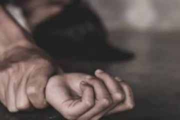 ஸ்கூல் லீவு: பணத்துக்காக சிறுமியை பாலியல் தொழிலுக்கு தள்ளிய அத்தை - கதறிய தந்தை!