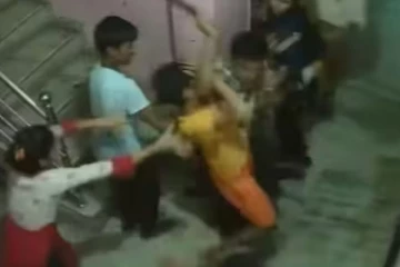 தூங்குவதில் தகராறு; மகளுக்கு 25 முறை கத்தி குத்து - மனைவியின் விரலை வெட்டி வீசிய கணவன்