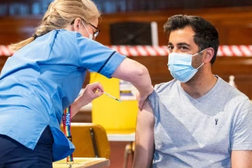 இரு டோஸ் தடுப்பூசி எடுத்துக் கொண்டாலும் சுய தனிமைப்படுத்தல் கட்டாயம்: பிரித்தானியா அரசு முடிவு